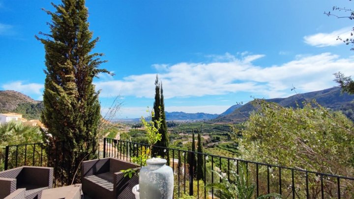 Freistehendes Haus mit 3 Schlafzimmern, 2 Bädern und fantastischem Ausblick, in 2023 renoviert