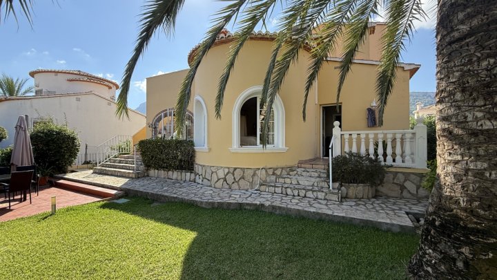 Investment: Einzigartige Villa in Dénia mit traumhaftem Garten, Pool, Heizung und Carport 