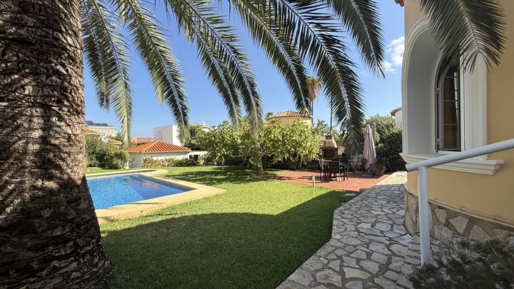 Investment: Einzigartige Villa in Dénia mit traumhaftem Garten, Pool, Heizung und Carport 