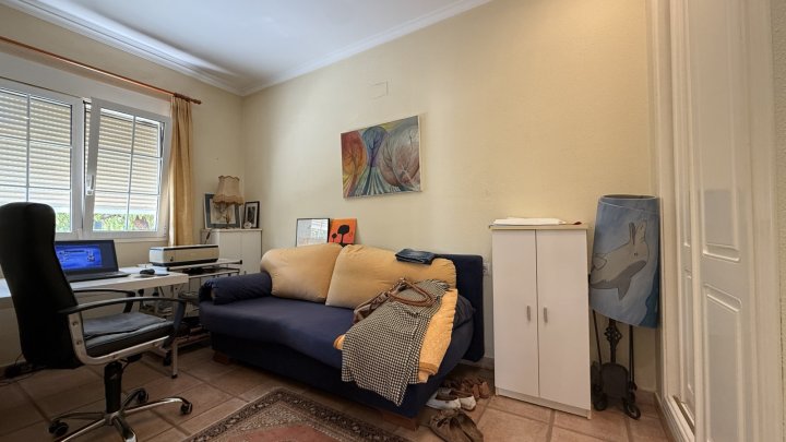 Investment: Einzigartige Villa in Dénia mit traumhaftem Garten, Pool, Heizung und Carport 