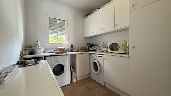 Investment: Einzigartige Villa in Dénia mit traumhaftem Garten, Pool, Heizung und Carport 