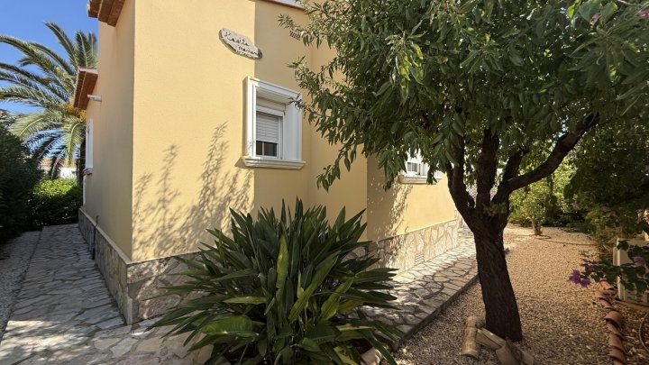 Investment: Einzigartige Villa in Dénia mit traumhaftem Garten, Pool, Heizung und Carport 