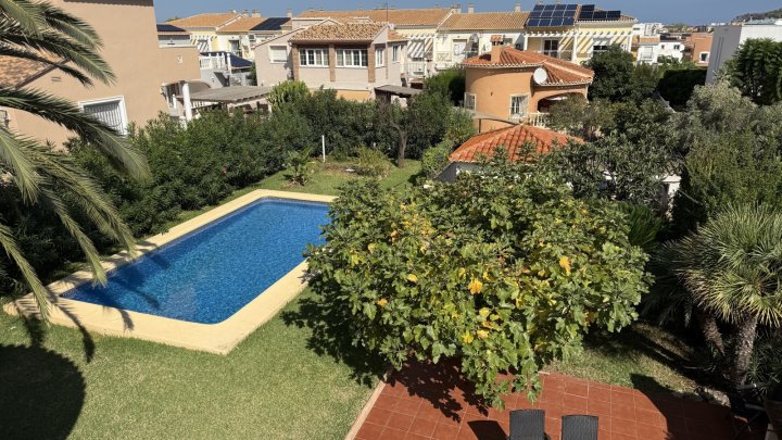 Investment: Einzigartige Villa in Dénia mit traumhaftem Garten, Pool, Heizung und Carport 