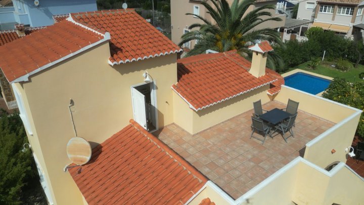 Investment: Einzigartige Villa in Dénia mit traumhaftem Garten, Pool, Heizung und Carport 