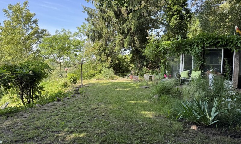 Einmalige Hanglage im Schwentinetal: Wohnen mit Panoramablick ins Grüne über mehrere Ebenen!