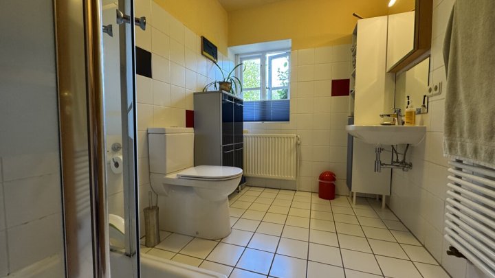 Ehemalige Dorfschule mit historischem Flair, modernem Wohnkomfort und parkähnliche