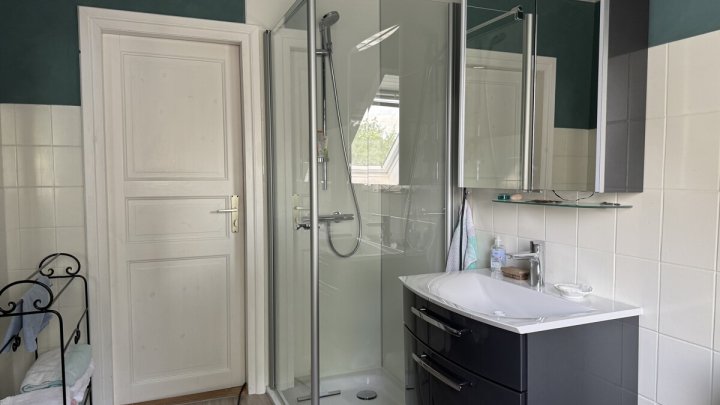 Ehemalige Dorfschule mit historischem Flair, modernem Wohnkomfort und parkähnliche