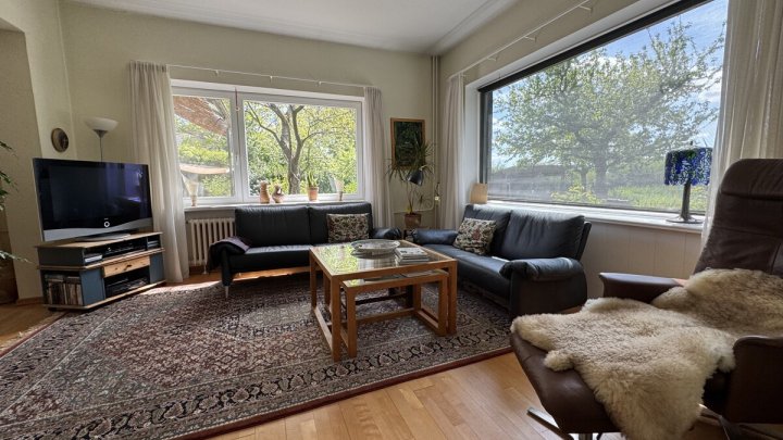 Ehemalige Dorfschule mit historischem Flair, modernem Wohnkomfort und parkähnliche