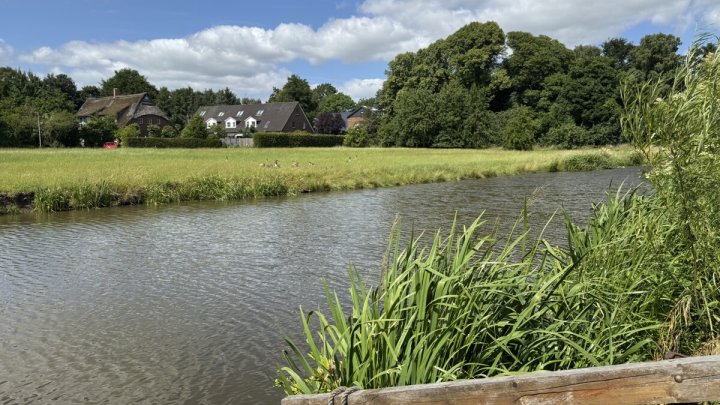 Direkte Wasserlage! Gepflegtes Einfamilienhaus am Fluss in Glückstadt - OTTO STÖBEN GmbH