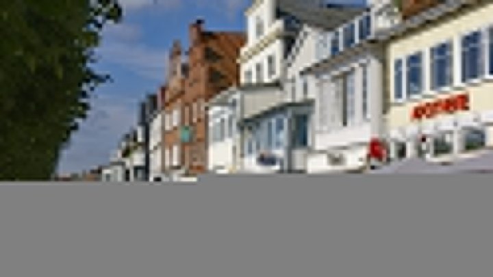 Maritimes Wohnglück in TRAVEMÜNDE 3 Zi ETW inkl. Einrichtung aus 2024 + Balkon - OTTO STÖBEN GmbH