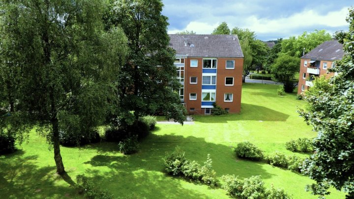 Ostseebad Eckernförde: Bezugsfreie 3-Zimmer-Wohnung mit sonniger Loggia und PKW-Stellplatz