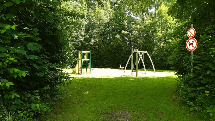 Ostseebad Eckernförde: Bezugsfreie 3-Zimmer-Wohnung mit sonniger Loggia und PKW-Stellplatz