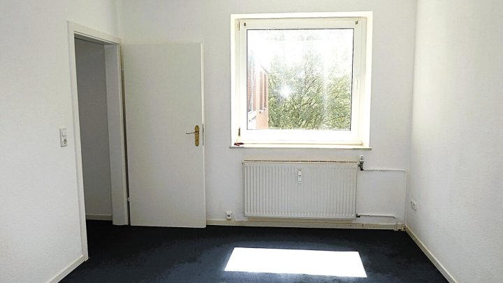 Ostseebad Eckernförde: Bezugsfreie 3-Zimmer-Wohnung mit sonniger Loggia und PKW-Stellplatz