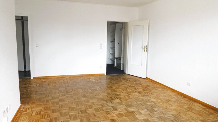 Ostseebad Eckernförde: Bezugsfreie 3-Zimmer-Wohnung mit sonniger Loggia und PKW-Stellplatz