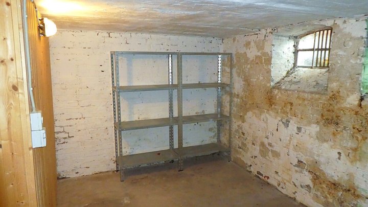 RENDSBURG-EIDERNÄHE: 

Renovierungsbedürftige und bezugsfreie 3-Zimmer-Altbauwohnung mit Balkon