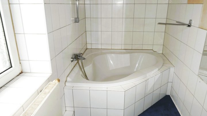 RENDSBURG-EIDERNÄHE: 

Renovierungsbedürftige und bezugsfreie 3-Zimmer-Altbauwohnung mit Balkon