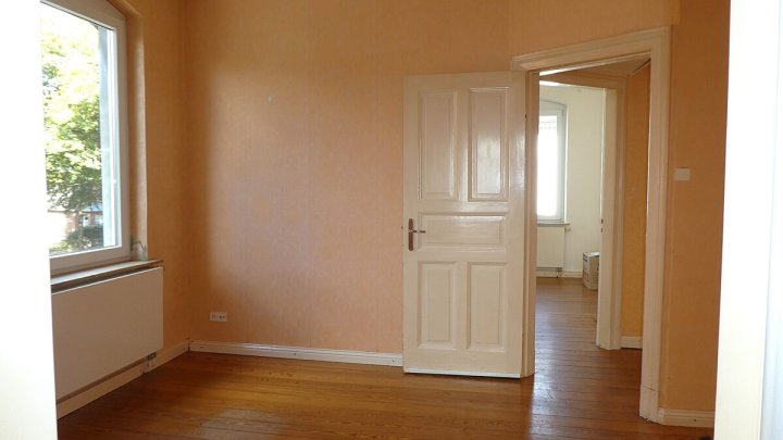 RENDSBURG-EIDERNÄHE: 

Renovierungsbedürftige und bezugsfreie 3-Zimmer-Altbauwohnung mit Balkon