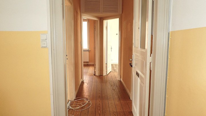 RENDSBURG-EIDERNÄHE: 

Renovierungsbedürftige und bezugsfreie 3-Zimmer-Altbauwohnung mit Balkon