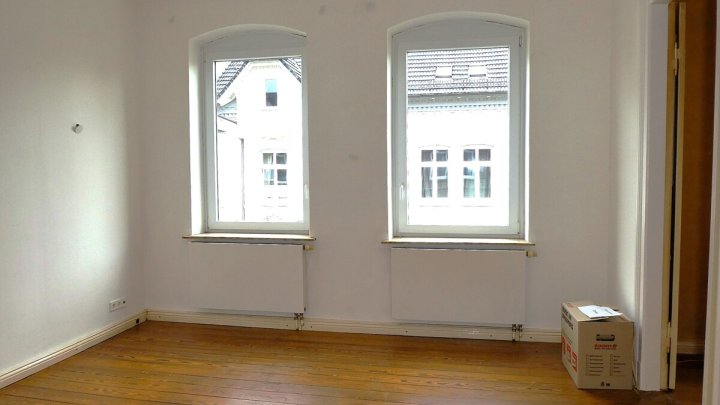 RENDSBURG-EIDERNÄHE: 

Renovierungsbedürftige und bezugsfreie 3-Zimmer-Altbauwohnung mit Balkon