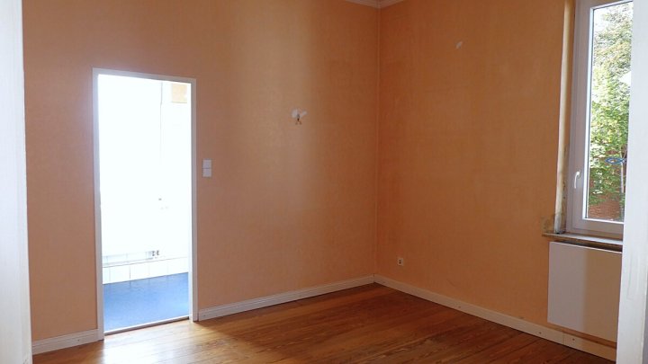 RENDSBURG-EIDERNÄHE: 

Renovierungsbedürftige und bezugsfreie 3-Zimmer-Altbauwohnung mit Balkon