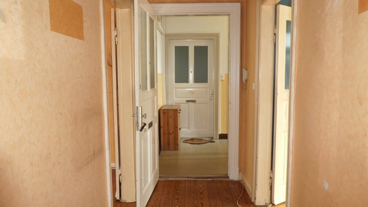 RENDSBURG-EIDERNÄHE: 

Renovierungsbedürftige und bezugsfreie 3-Zimmer-Altbauwohnung mit Balkon