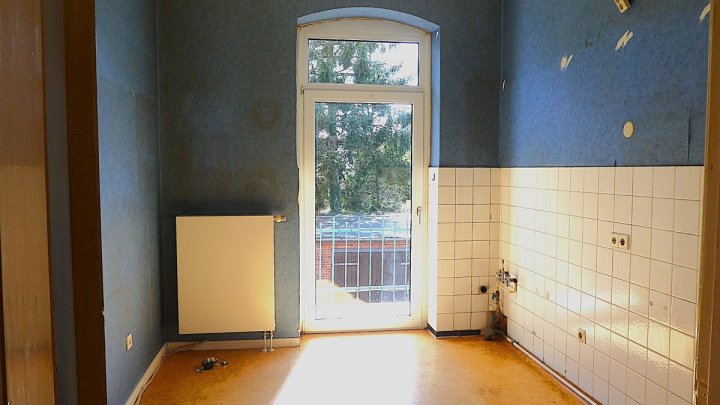 RENDSBURG-EIDERNÄHE: 

Renovierungsbedürftige und bezugsfreie 3-Zimmer-Altbauwohnung mit Balkon