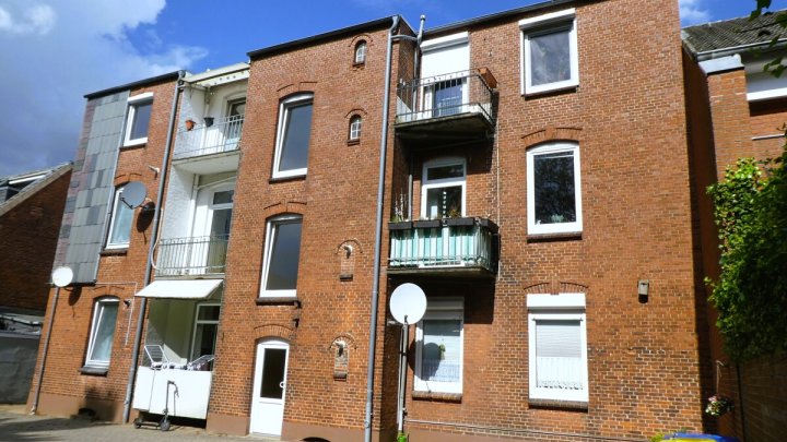 RENDSBURG-EIDERNÄHE: 

Renovierungsbedürftige und bezugsfreie 3-Zimmer-Altbauwohnung mit Balkon