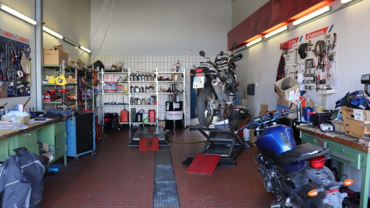 Autohaus und Werkstatt mit großer Freifläche zu vermieten! OTTO STÖBEN!