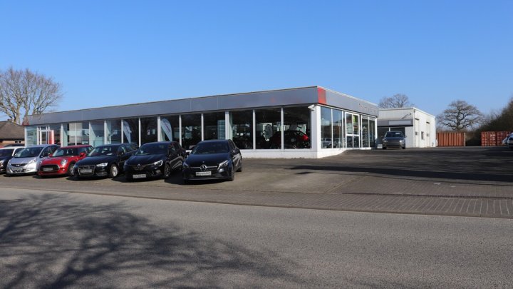 Autohaus und Werkstatt mit großer Freifläche zu vermieten! OTTO STÖBEN!
