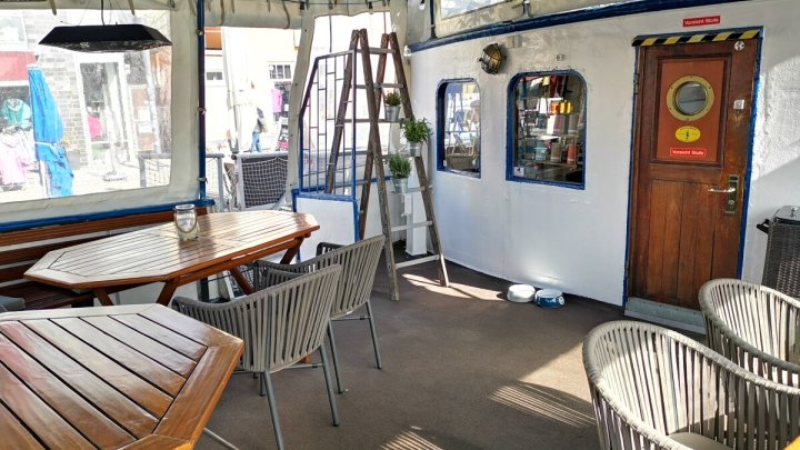 Einzigartiges Restaurantschiff im Hafen – bereit für den nächsten Kurs! OTTO STÖBEN!