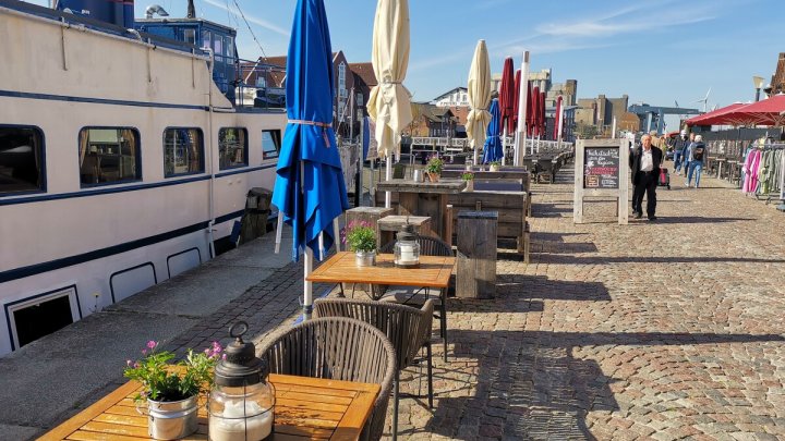 Einzigartiges Restaurantschiff im Hafen – bereit für den nächsten Kurs! OTTO STÖBEN!