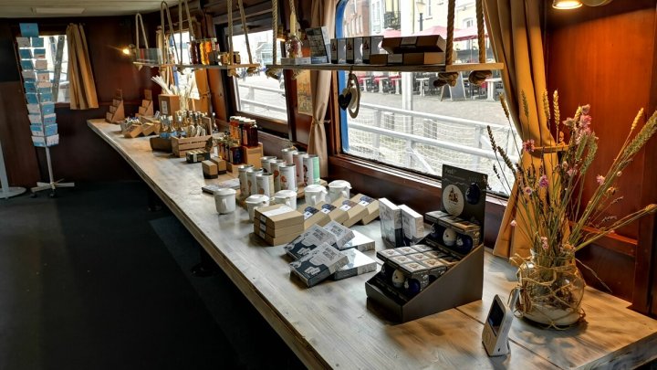 Einzigartiges Restaurantschiff im Hafen – bereit für den nächsten Kurs! OTTO STÖBEN!