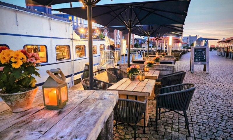 Einzigartiges Restaurantschiff im Hafen – bereit für den nächsten Kurs! OTTO STÖBEN!