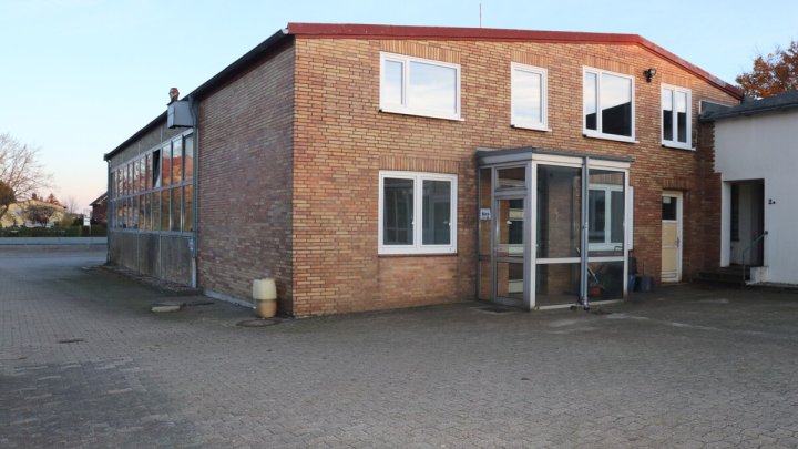 Werkhalle mit Büro und Lager im Ostseebad Schönberg – für Käufer provisionsfrei! OTTO STÖBEN!