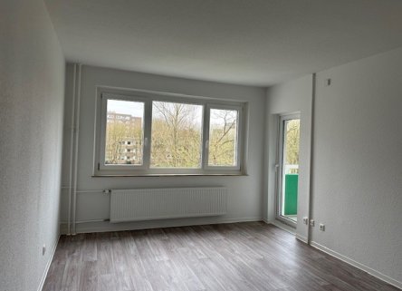 Wohnzimmer mit Balkonzugang