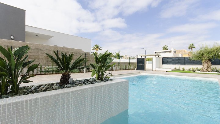 Exklusive Villen mit 3 - 4 Schlafzimmern, 3 Bädern, 1 Gäste-WC, Dachterrasse und Privatpool nur 600 m vom Strand