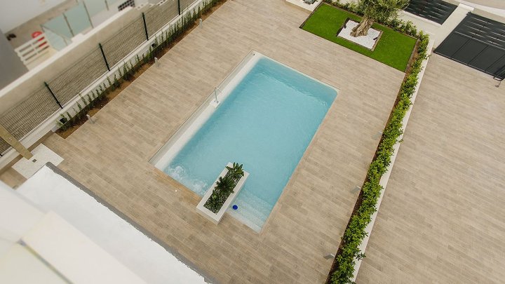 Exklusive Villen mit 3 - 4 Schlafzimmern, 3 Bädern, 1 Gäste-WC, Dachterrasse und Privatpool nur 600 m vom Strand