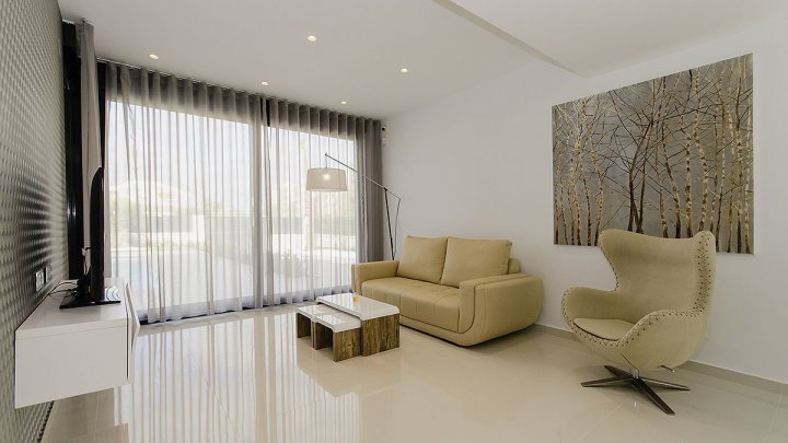 Exklusive Villen mit 3 - 4 Schlafzimmern, 3 Bädern, 1 Gäste-WC, Dachterrasse und Privatpool nur 600 m vom Strand