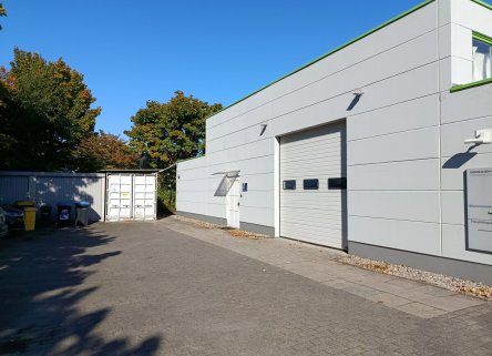 Außenansicht Eingang und Rolltor