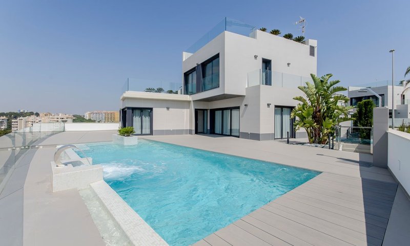 Exklusive Villen mit 3 Schlafzimmern, 3 Bädern, 1 Gäste-WC, Dachterrasse und Privatpool nur 600 m vom Strand