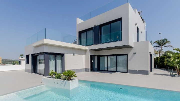 Exklusive Villen mit 3 Schlafzimmern, 3 Bädern, 1 Gäste-WC, Dachterrasse und Privatpool nur 600 m vom Strand
