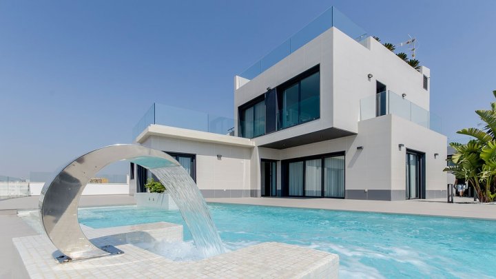 Exklusive Villen mit 3 Schlafzimmern, 3 Bädern, 1 Gäste-WC, Dachterrasse und Privatpool nur 600 m vom Strand