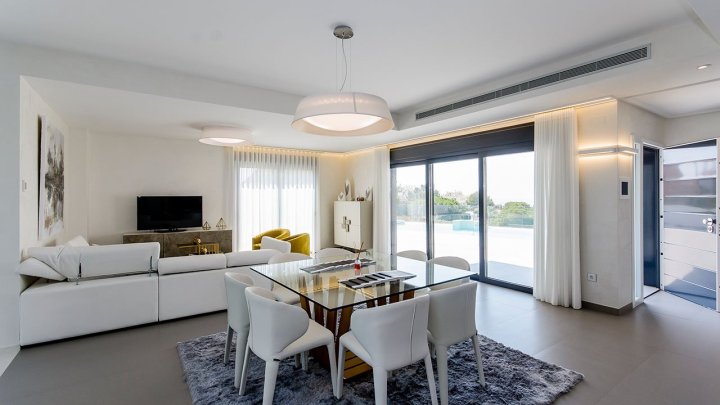 Exklusive Villen mit 3 Schlafzimmern, 3 Bädern, 1 Gäste-WC, Dachterrasse und Privatpool nur 600 m vom Strand