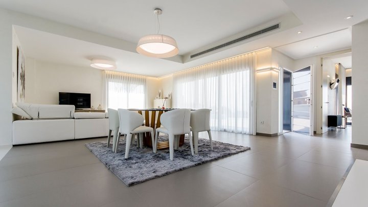 Exklusive Villen mit 3 Schlafzimmern, 3 Bädern, 1 Gäste-WC, Dachterrasse und Privatpool nur 600 m vom Strand