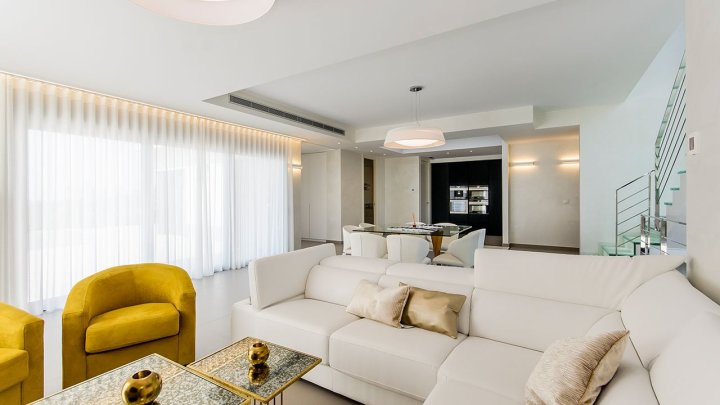 Exklusive Villen mit 3 Schlafzimmern, 3 Bädern, 1 Gäste-WC, Dachterrasse und Privatpool nur 600 m vom Strand