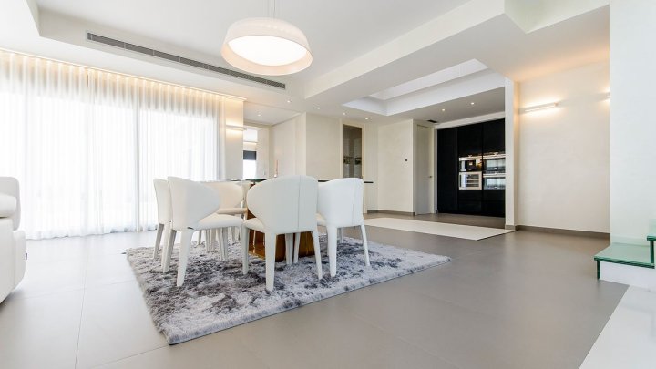 Exklusive Villen mit 3 Schlafzimmern, 3 Bädern, 1 Gäste-WC, Dachterrasse und Privatpool nur 600 m vom Strand