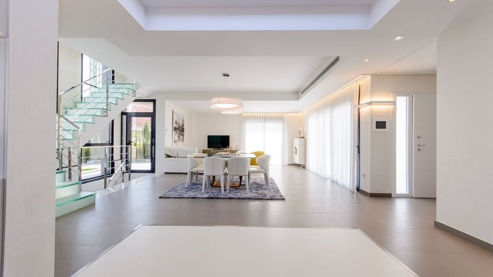 Exklusive Villen mit 3 Schlafzimmern, 3 Bädern, 1 Gäste-WC, Dachterrasse und Privatpool nur 600 m vom Strand