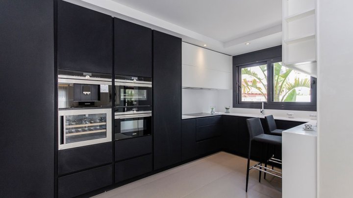 Exklusive Villen mit 3 Schlafzimmern, 3 Bädern, 1 Gäste-WC, Dachterrasse und Privatpool nur 600 m vom Strand