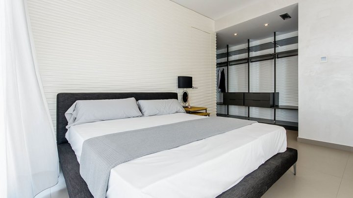 Exklusive Villen mit 3 Schlafzimmern, 3 Bädern, 1 Gäste-WC, Dachterrasse und Privatpool nur 600 m vom Strand