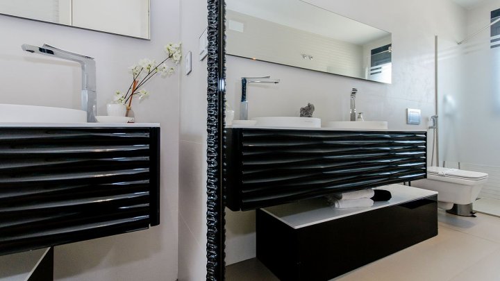 Exklusive Villen mit 3 Schlafzimmern, 3 Bädern, 1 Gäste-WC, Dachterrasse und Privatpool nur 600 m vom Strand